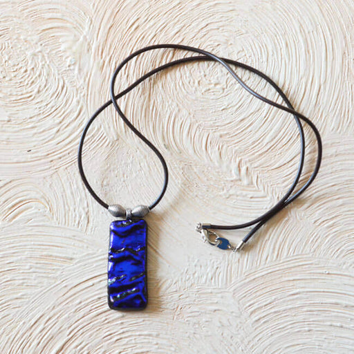 ハンドメイドの材料紹介「「ダイクログラスのコードネックレス（コバルトブルー）」の材料」