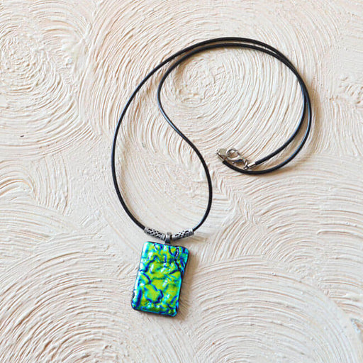 ハンドメイドの材料紹介「「ダイクログラスのコードネックレス（ライトブルー）」の材料」