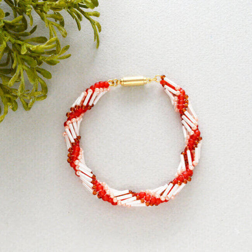 ハンドメイドの無料レシピ「スパイラルロープで作るツイストブレスレット（レッド）」