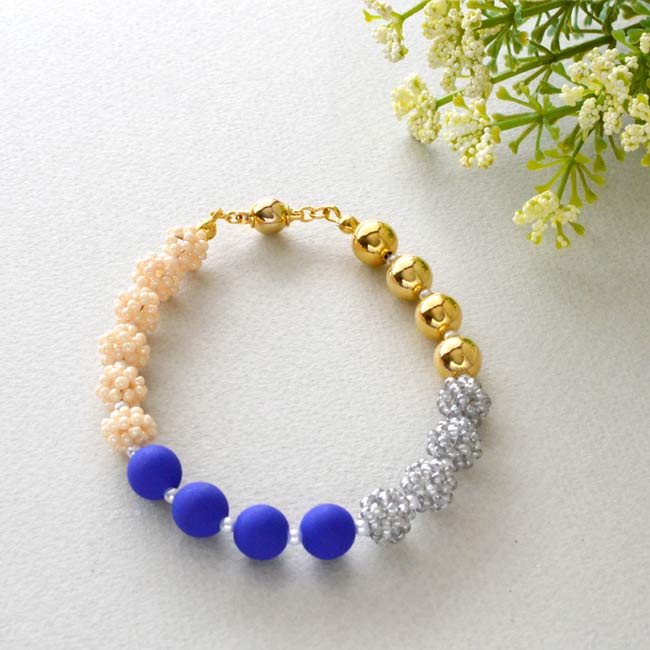ハンドメイドの材料紹介「「ビーズボールのボンボンブレスレット（ブルー）」の材料」