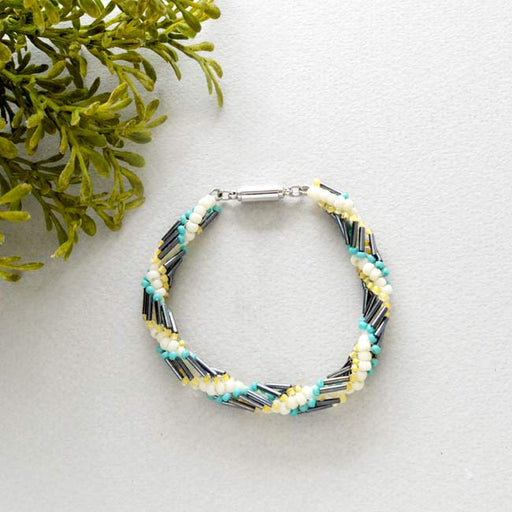 ハンドメイドの材料紹介「「スパイラルロープで作るツイストブレスレット（グレー）」の材料」