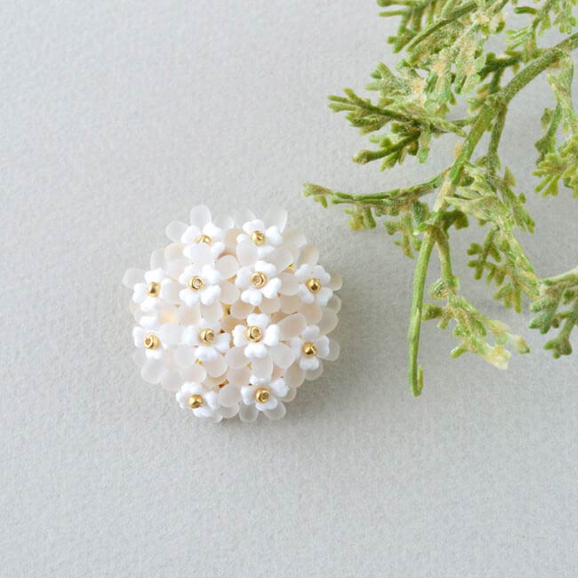 ハンドメイドの材料紹介「「白いお花のブローチ」の材料」