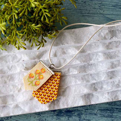 ハンドメイドの無料レシピ「ペヨーテステッチで作る ラナンキュラスのペンダント」