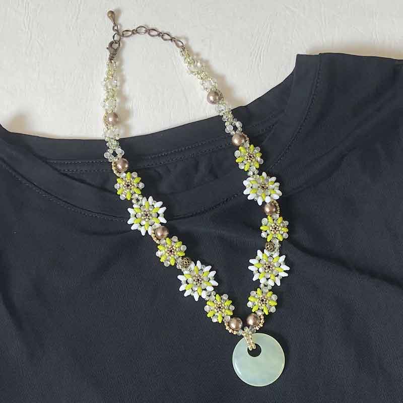 天然石と2ホールビーズで作るサークルモチーフネックレス(ジェイドグリーン)