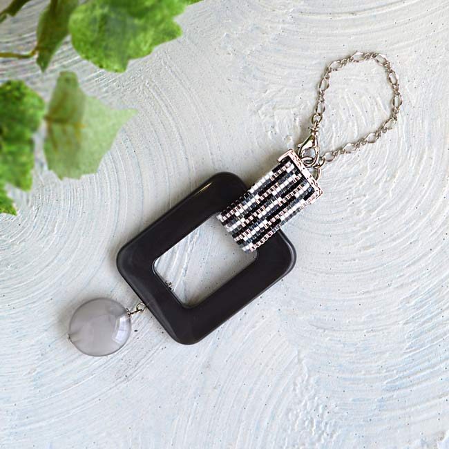 ハンドメイドの材料紹介「「ペヨーテシートとミクロ・アクリルビーズのバッグチャーム（ブラック系）」の材料」