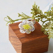 ハンドメイドの無料レシピ「グラスチップで作るホワイトローズのリング」