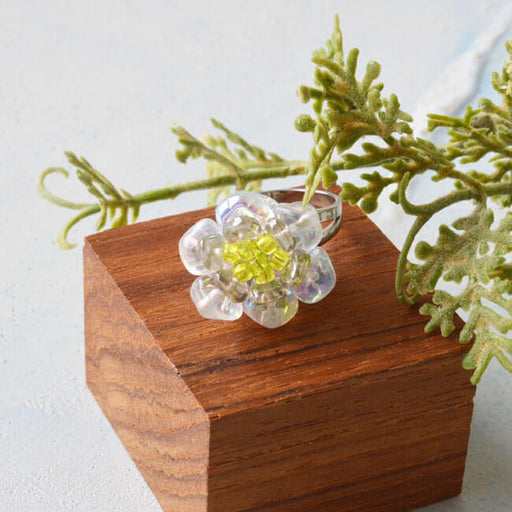 ハンドメイドの無料レシピ「グラスチップで作るホワイトローズのリング」