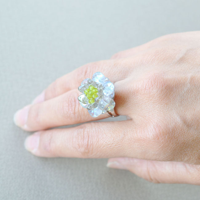 グラスチップで作るホワイトローズのリング