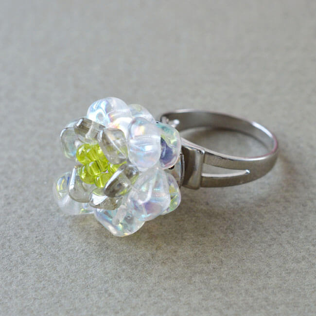 グラスチップで作るホワイトローズのリング