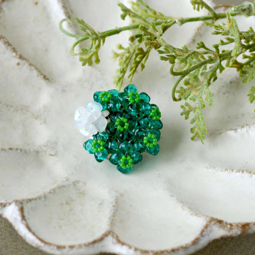 ハンドメイドの無料レシピ「グラスチップで作るクローバーのブローチ」