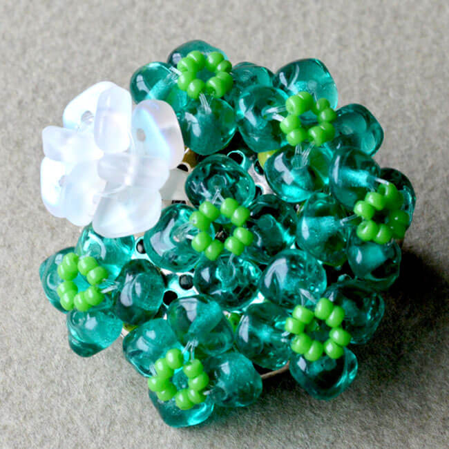 グラスチップで作るクローバーのブローチ