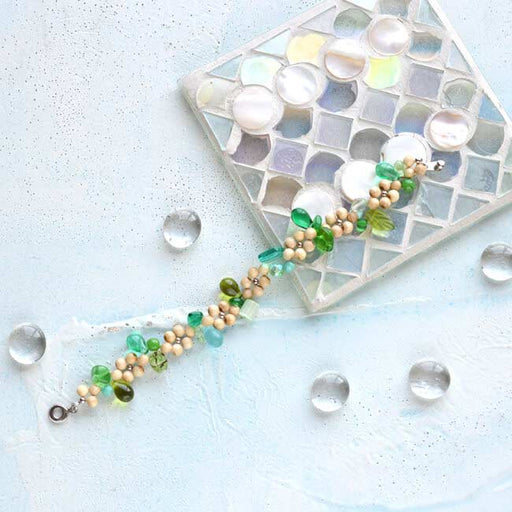 ハンドメイドの無料レシピ「チェコビーズで作るボタニカルブレスレット」