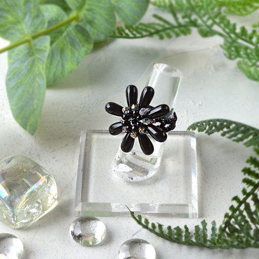 ハンドメイドの無料レシピ「サイドドリルドロップビーズのフラワーリング」