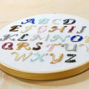 ビーズ刺しゅうで作る　　アルファベットサンプラー