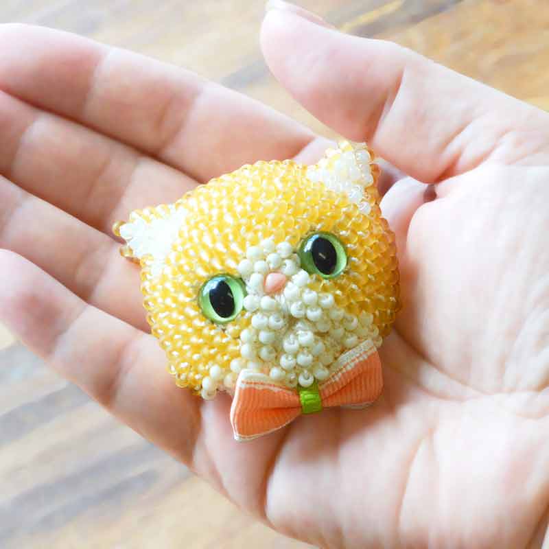 ビーズ編みの猫ブローチキット(クリームハチワレ)