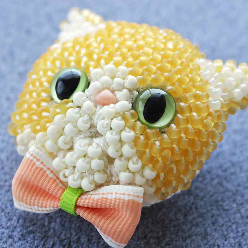 ビーズ編みの猫ブローチキット(クリームハチワレ)