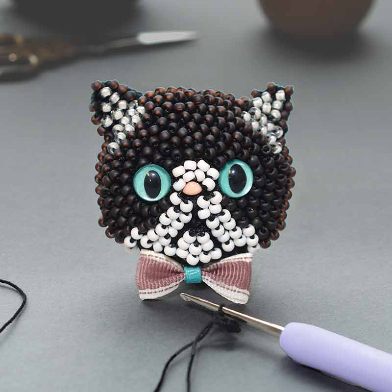 ビーズ編みの猫ブローチキット(黒ハチワレ)