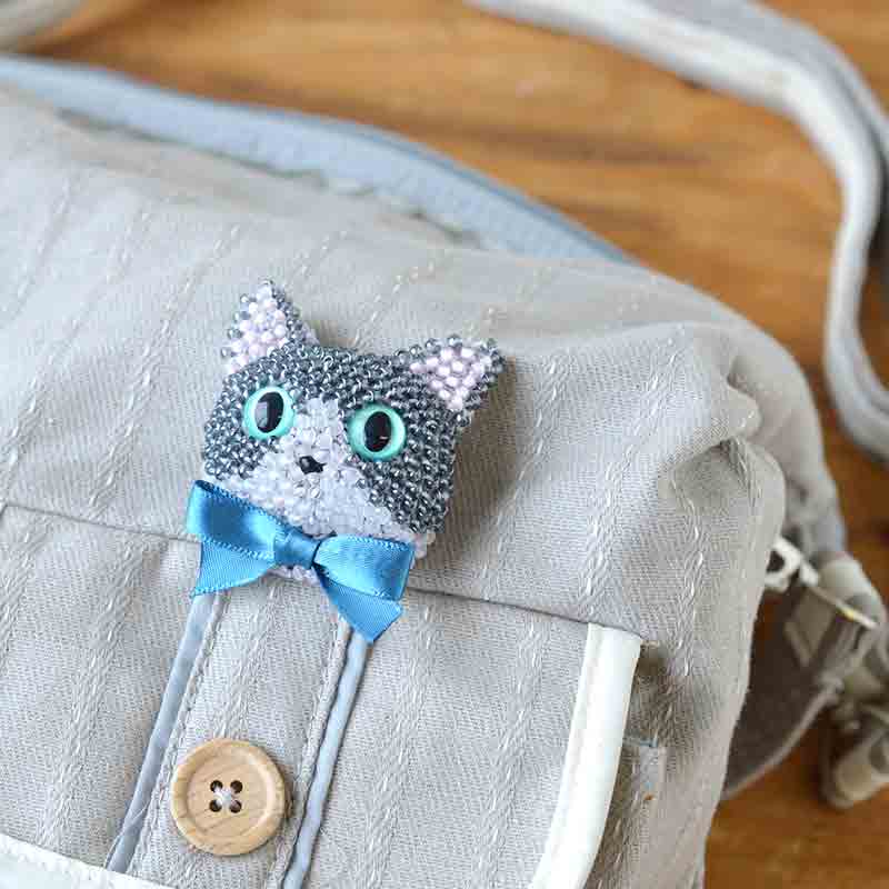 ビーズ編みの猫ブローチキット(ハチワレ)