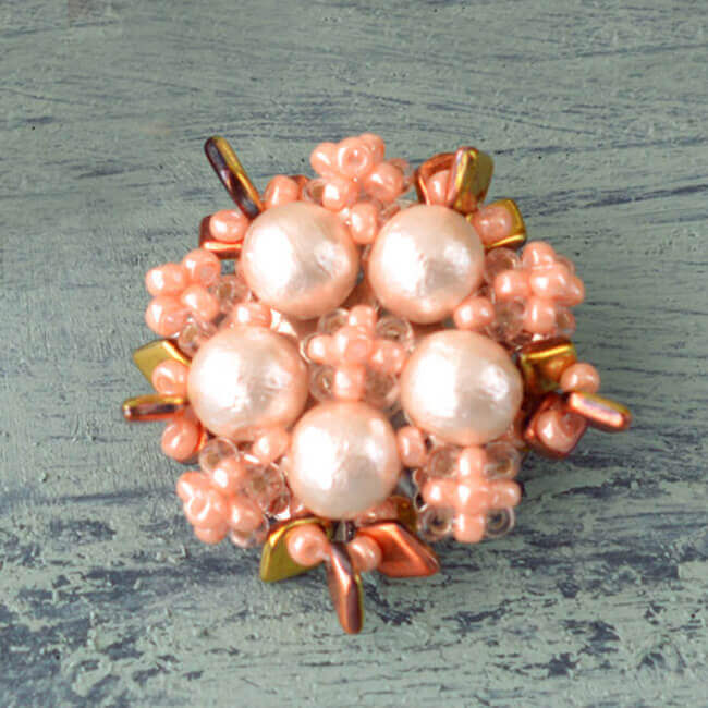 ハンドメイドの材料紹介「「ビーズボールとコットンパールのブローチ（ピンク）」の材料」