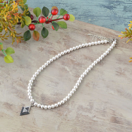 ハンドメイドの無料レシピ「レイヤードステッチで作るショートネックレス（シルバー）」