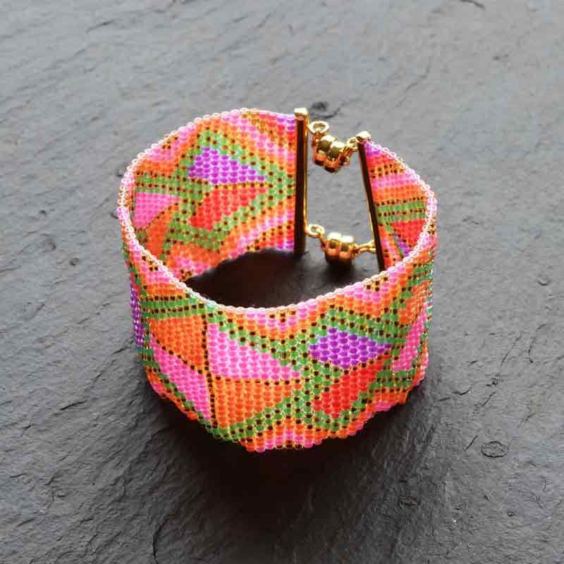 デリカビーズ(ルミナスカラー)のビーズ織りブレス