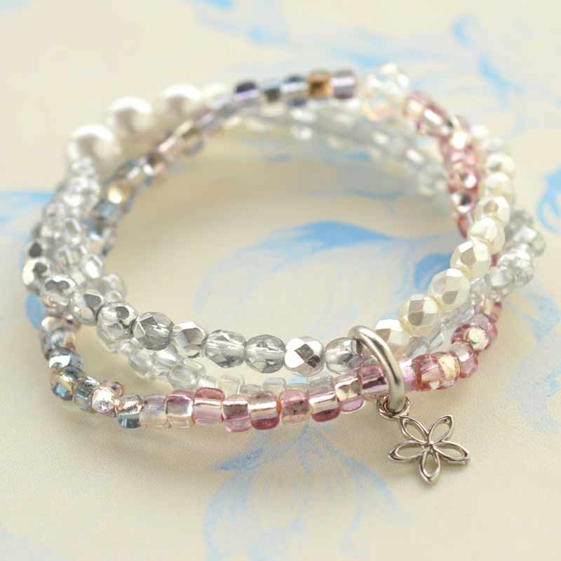 春色トライアングルビーズの3連ブレスレット