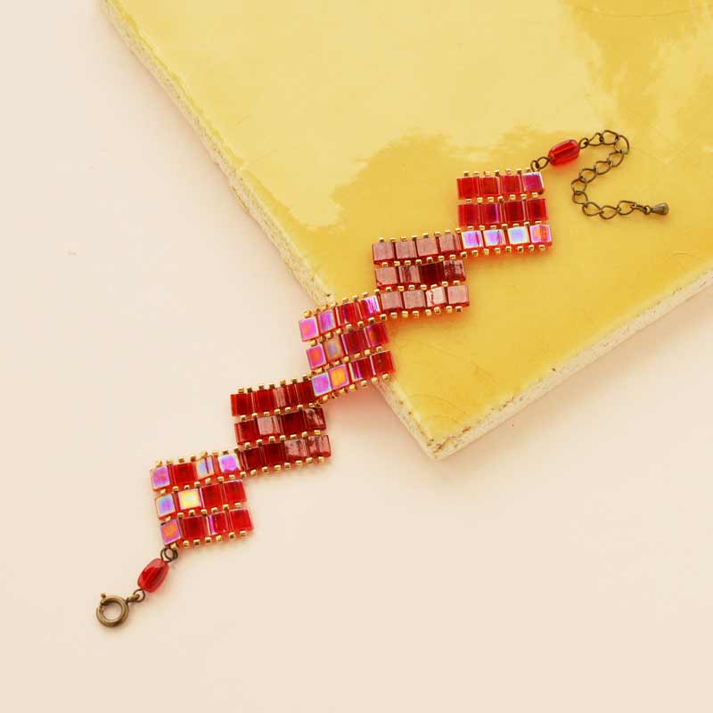 ティラビーズで作るスクエアブレスレット