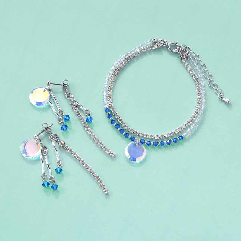 チェーンストーンとスワロフスキーのキラキラブレスとスウィングピアス