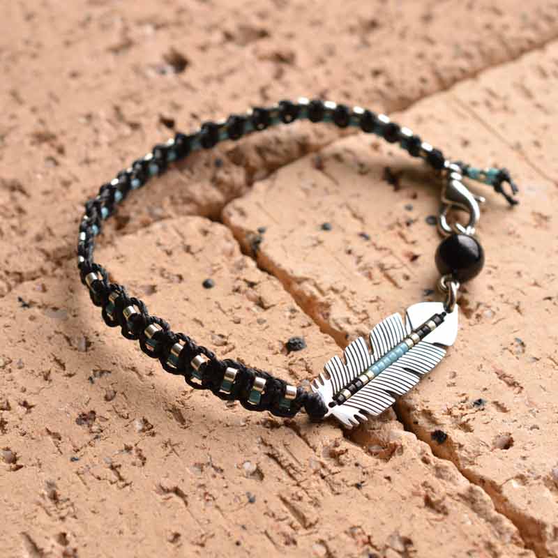 フェザーパーツの平編みブレス