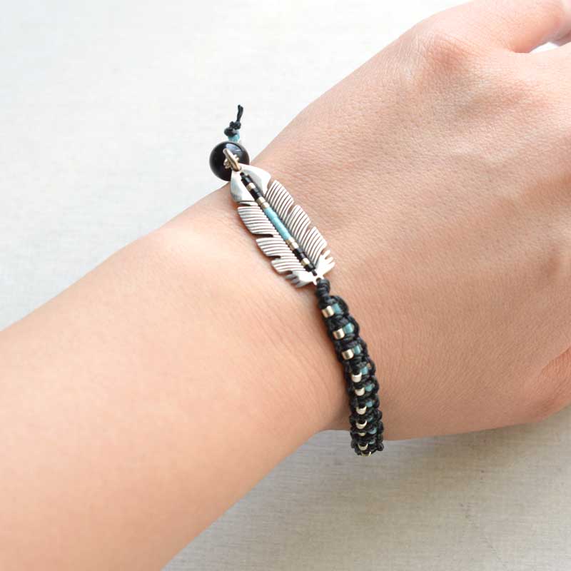 フェザーパーツの平編みブレス