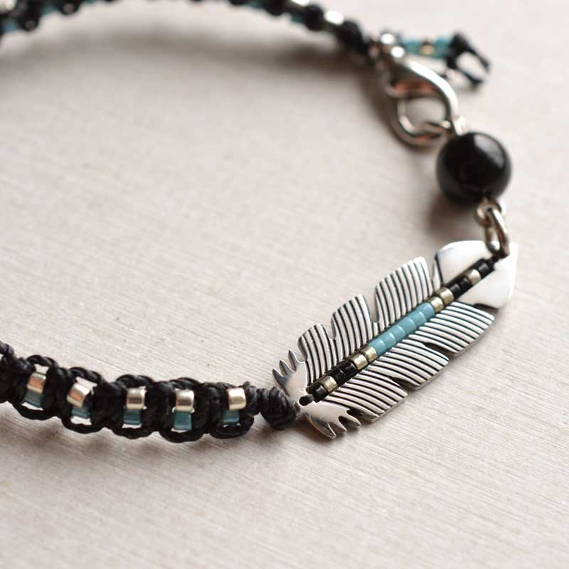 フェザーパーツの平編みブレス