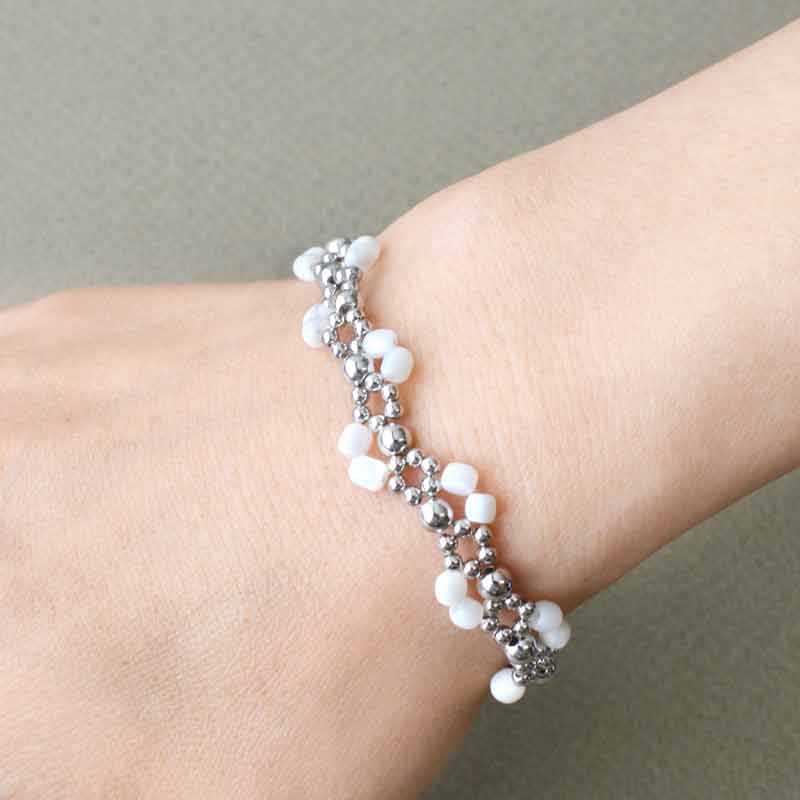 トロカビーズのウェーブブレスレット