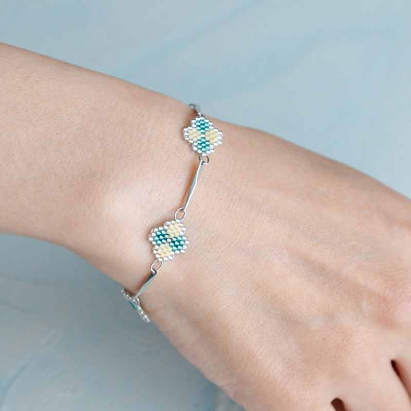 デリカビーズ(15/0)で作る小花のチェーンブレスレット