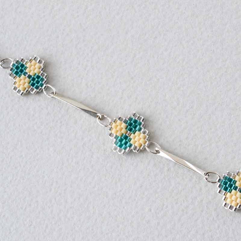 デリカビーズ(15/0)で作る小花のチェーンブレスレット