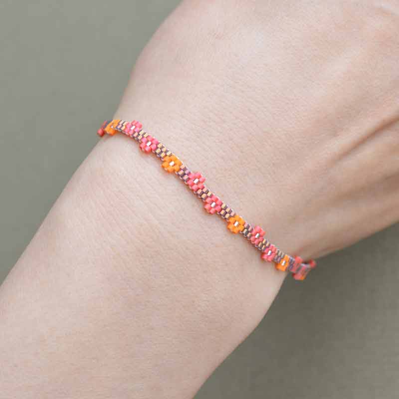 デリカビーズ(15/0)で作る小花ラインのビーズブレスレット