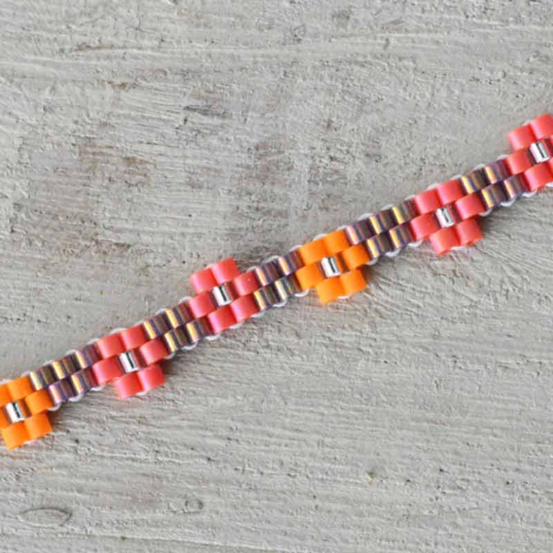 デリカビーズ(15/0)で作る小花ラインのビーズブレスレット