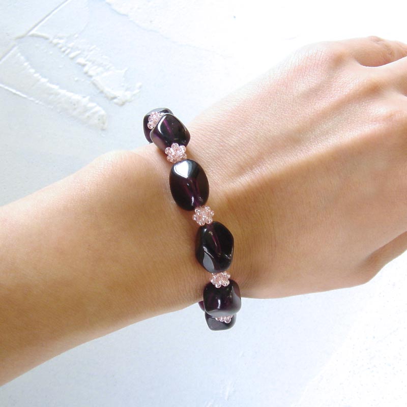 ビーズボールとグラスビーズのブレスレット(紫)