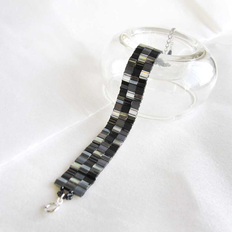 ティラビーズで作るモノトーン・ブレスレット