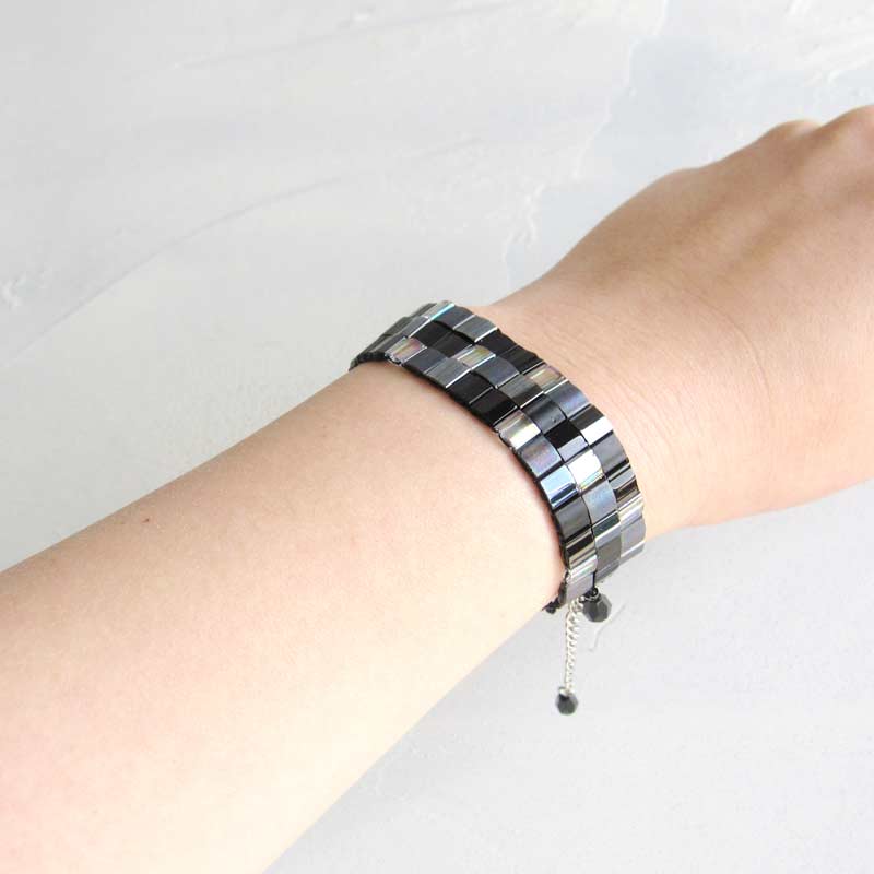 ティラビーズで作るモノトーン・ブレスレット