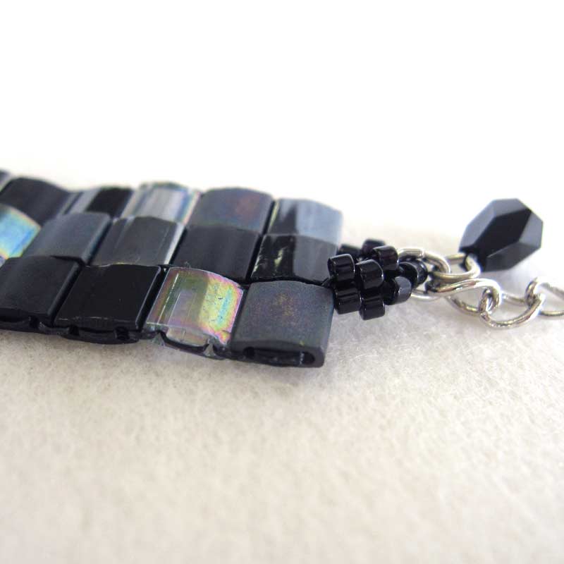 ティラビーズで作るモノトーン・ブレスレット