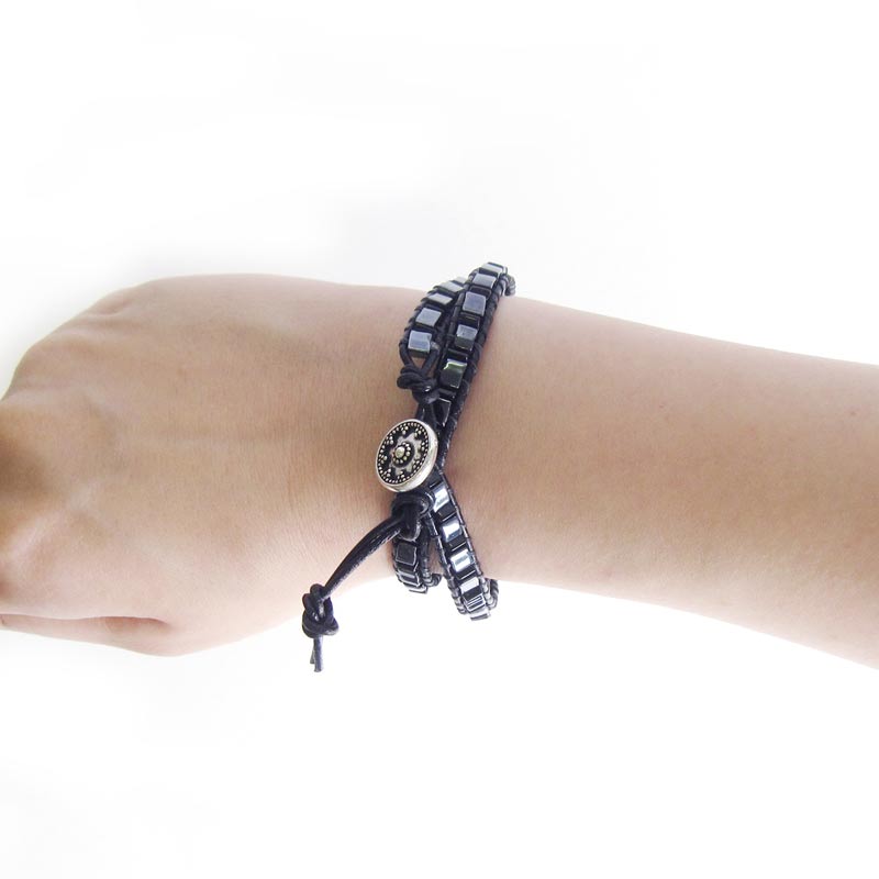 シャープトライアングルビーズのラップブレス(黒×ガンメタ)