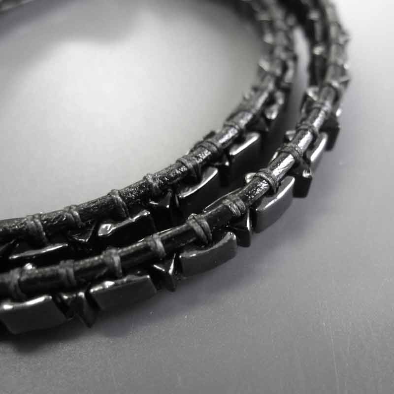 シャープトライアングルビーズのラップブレス(黒×ガンメタ)