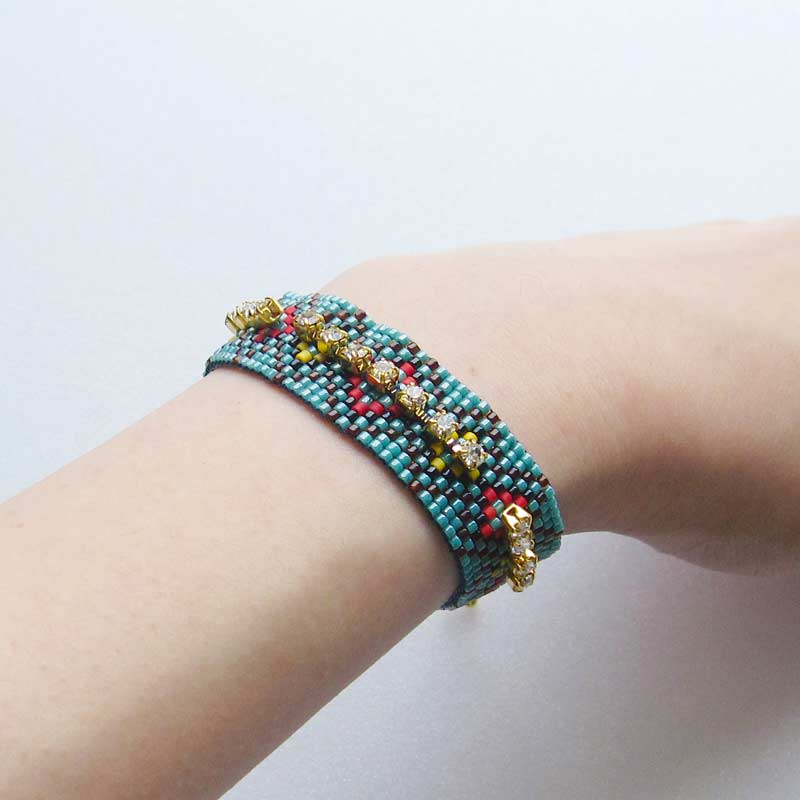 デリカビーズ織りのビジュー付きブレス