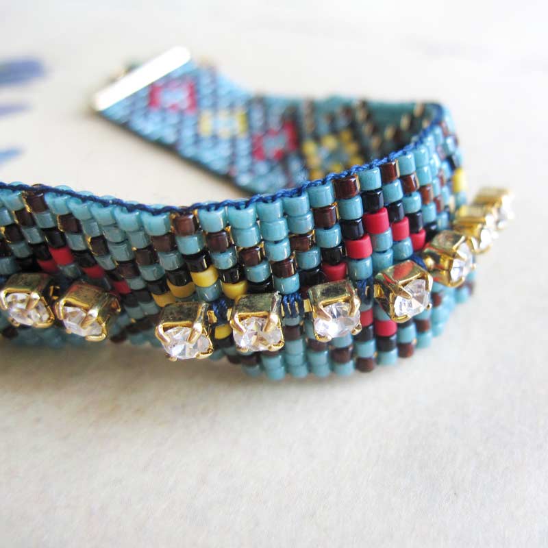 デリカビーズ織りのビジュー付きブレス