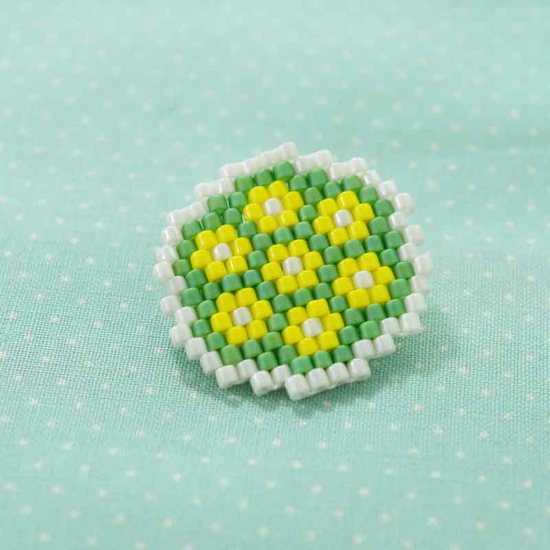 シェイプドステッチで作るお花ブローチ