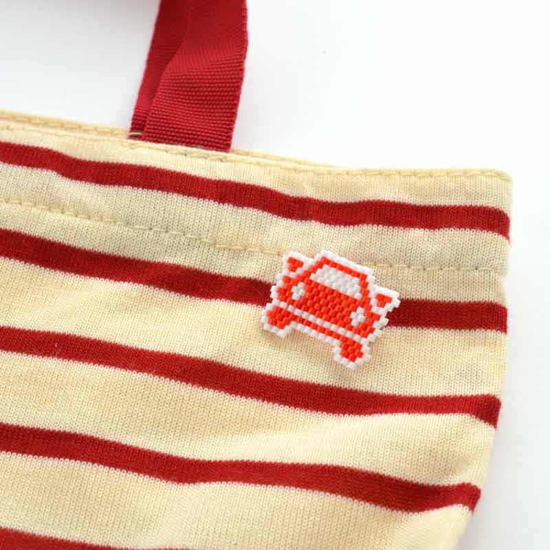ピクトグラム(車)のブローチ