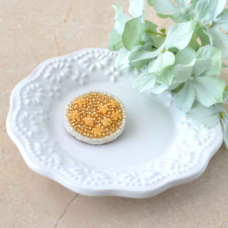 スパンコールフラワーの刺しゅうブローチ