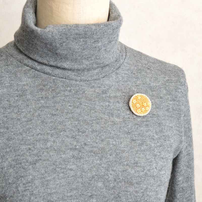 スパンコールフラワーの刺しゅうブローチ