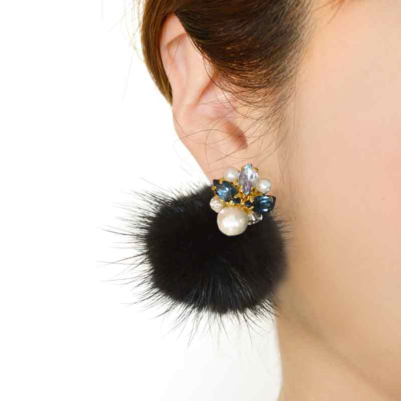 ミンクボールのビジューピアス