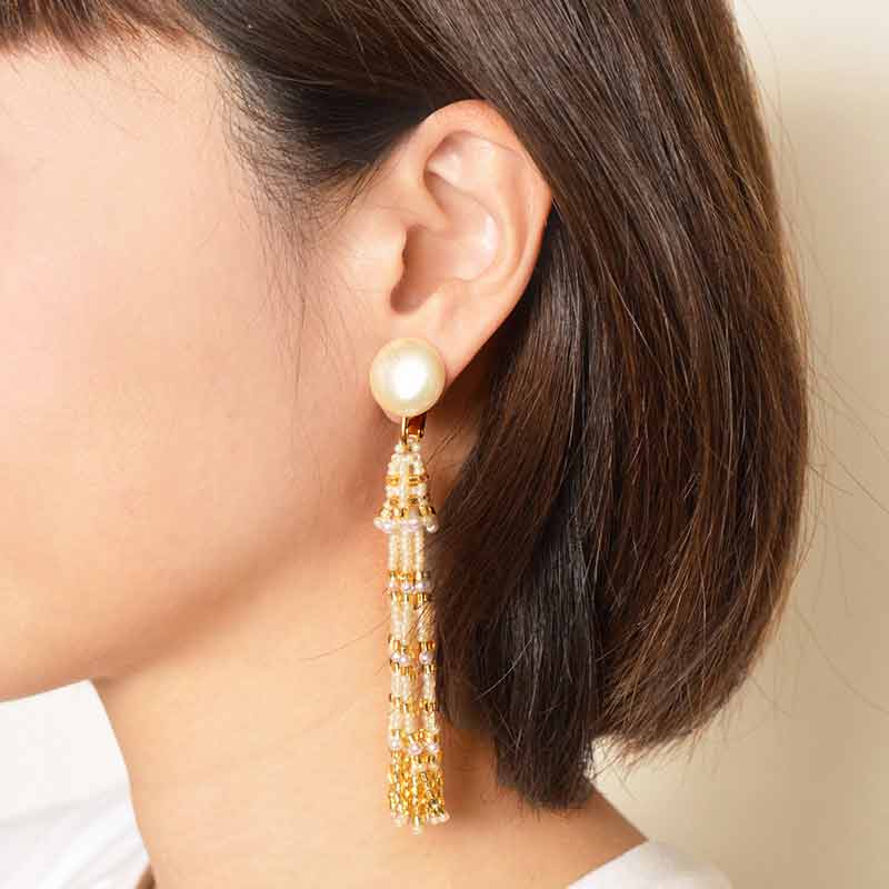 パールカラーのタッセルイヤリング